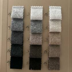 Włókna Kaszmiru i bardzo cienka wełna dziewicza stosowana przez naszych dostawców, są wolne od środków chemicznych zawierających APEO/NPEO, które mogą zanieczyszczać zasoby wodne o ich faunę. 

W kadrze kilka odcieni z karty kolorów kompozycji 90%merino i 10% kaszmiru, oraz ujęcia z produkcji golfów 😊

#dziewiarstwo #swetry #polskaprodukcja #kaszmir #merinowool #naturalne #ecofashion #ecoyarn #mulesingfree #knitweardesigner #knitwearproduction #sweaterweather #b2b #fashionproduction